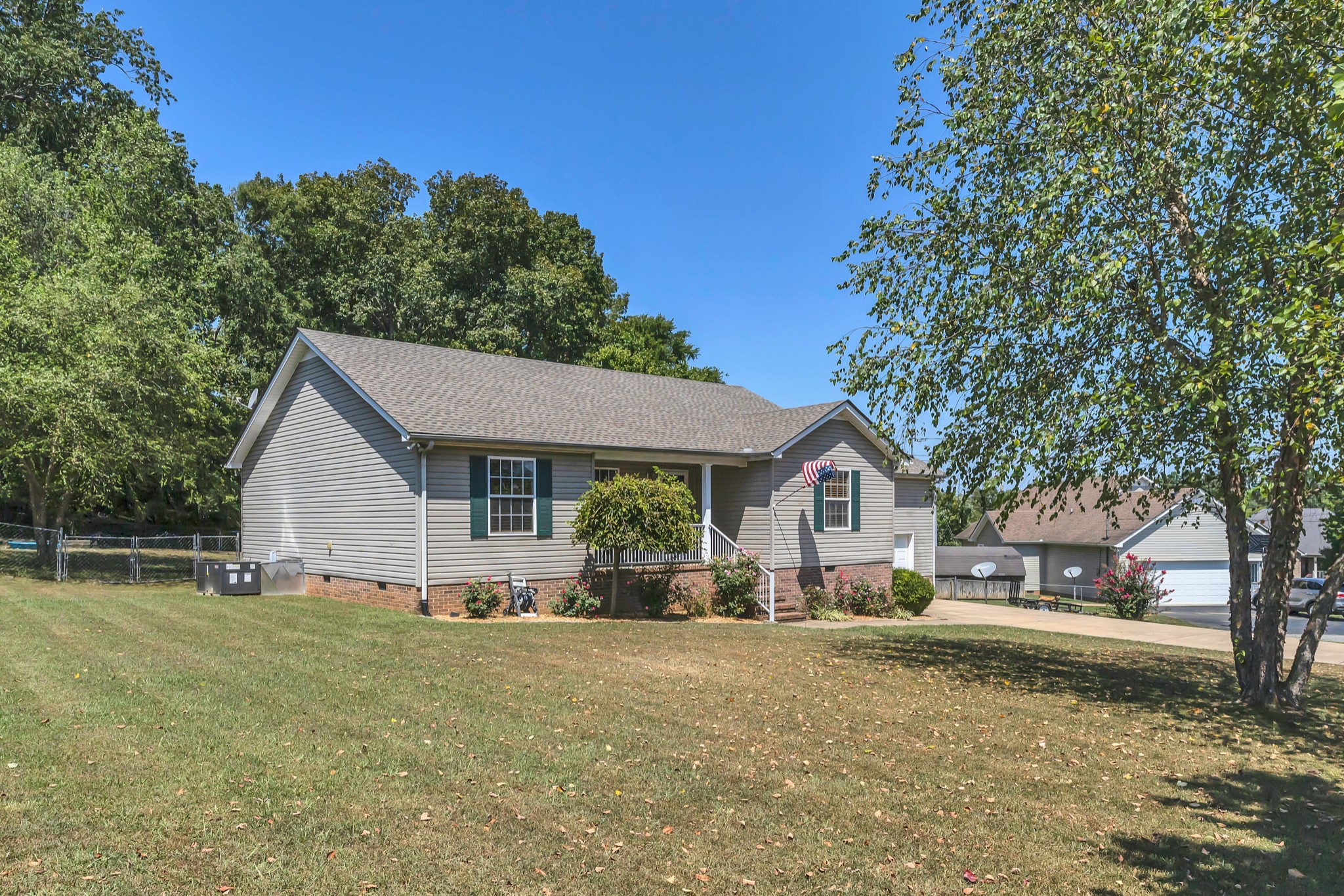 Listing photo id 1 for 336 Twisted Oaks Drive