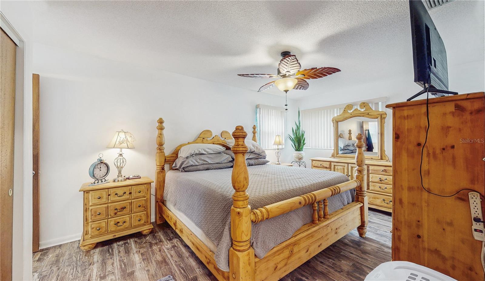 Image 20 of 27 For 21615 Raintree Street
