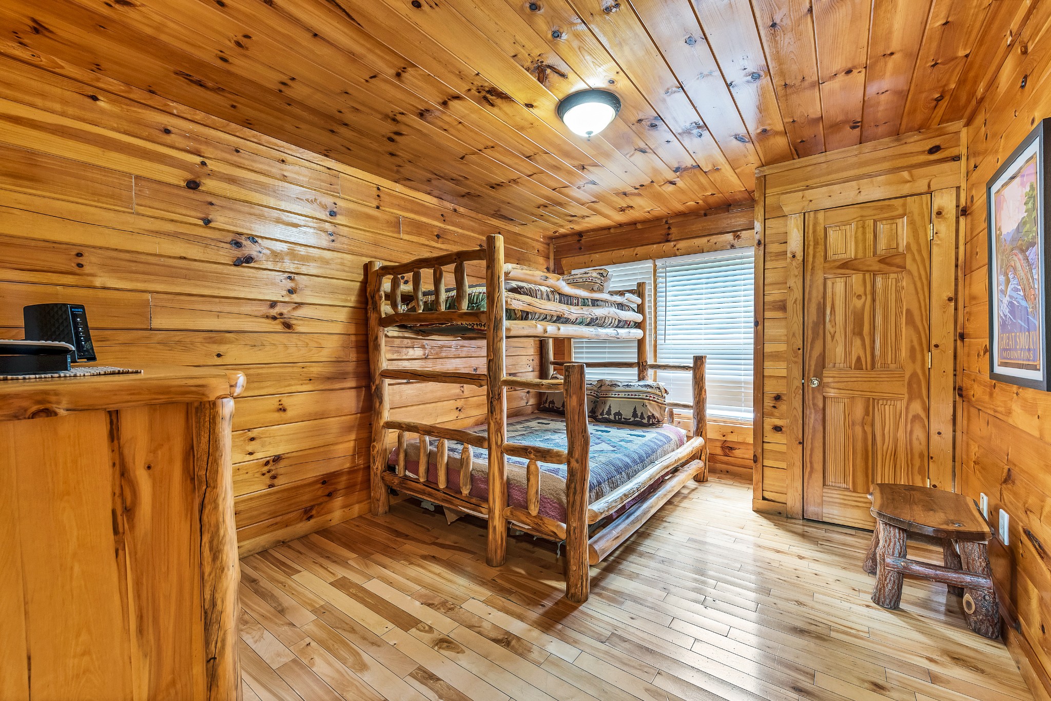 Listing photo id 3 for 8564 Spartan Drive