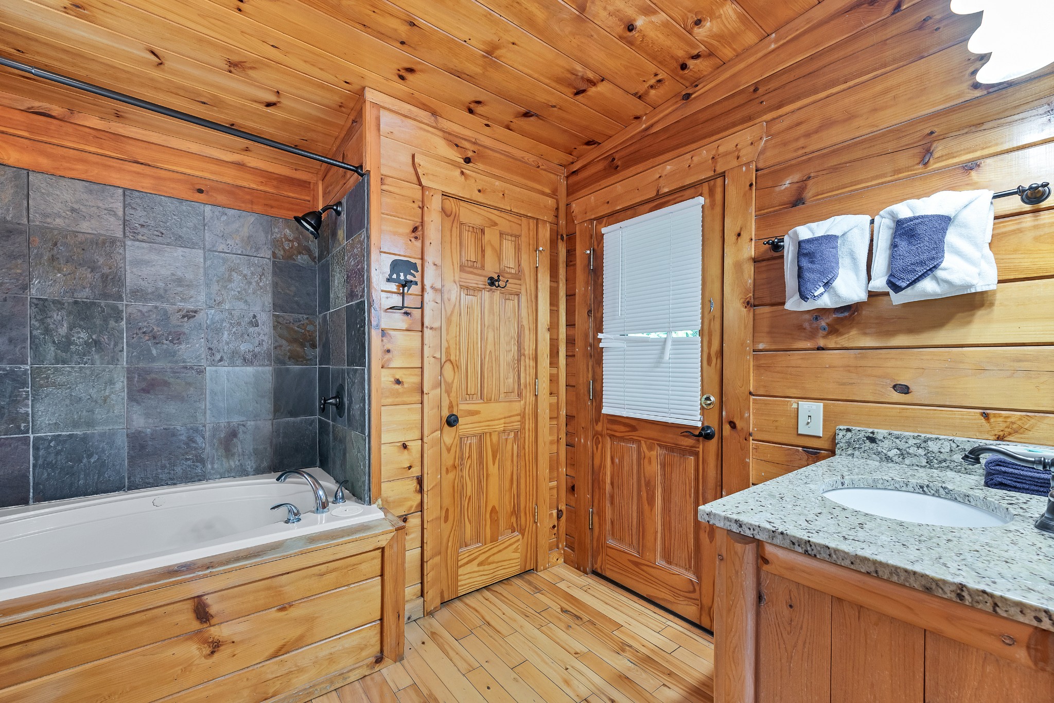Listing photo id 7 for 8564 Spartan Drive