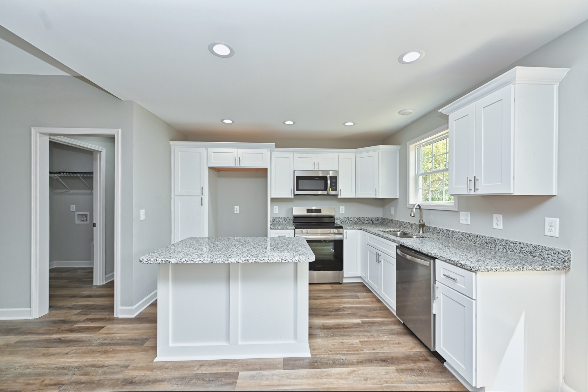 Listing photo id 9 for 253 Twisted Oaks Drive
