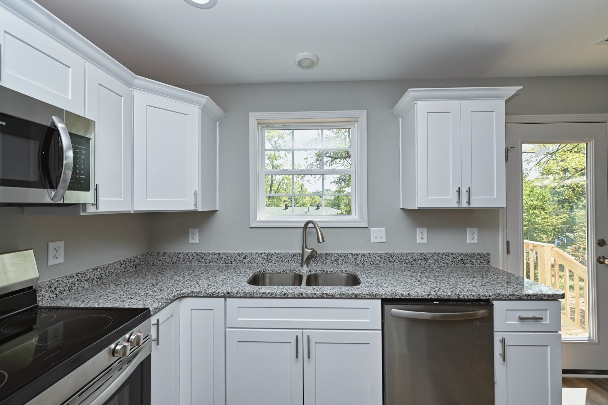 Listing photo id 10 for 253 Twisted Oaks Drive