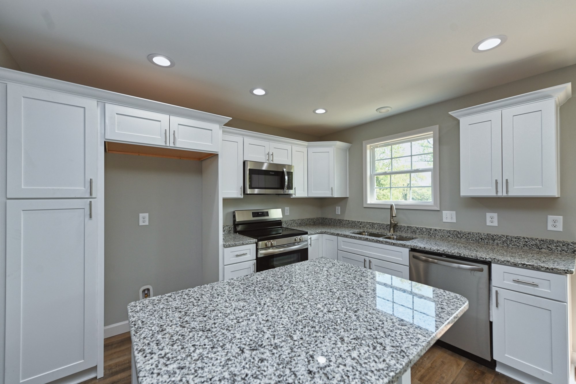 Listing photo id 11 for 253 Twisted Oaks Drive