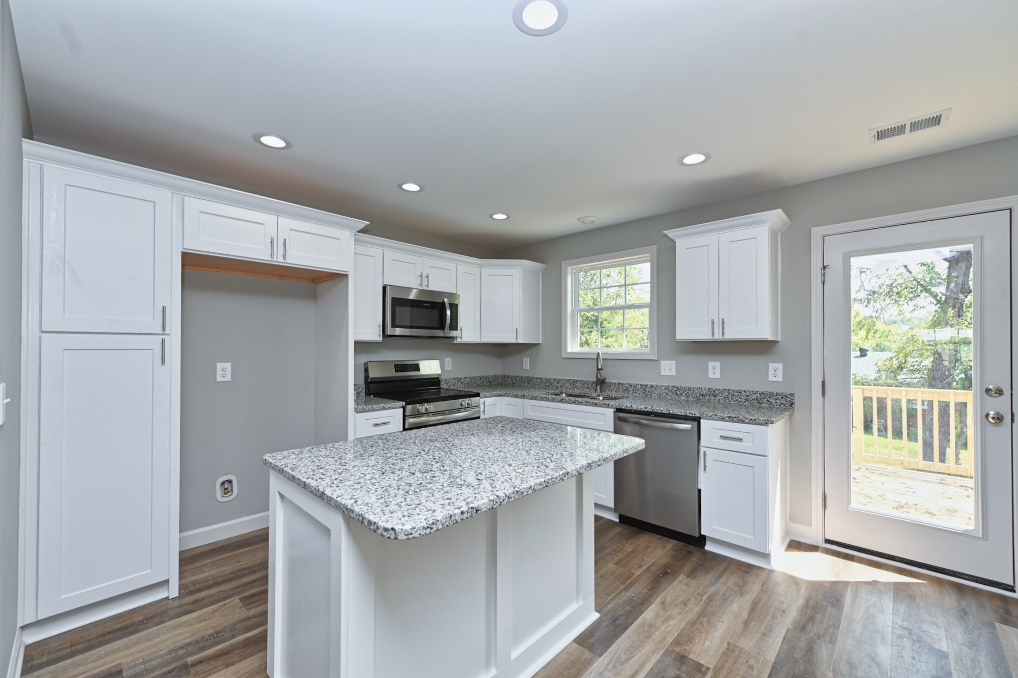 Listing photo id 12 for 253 Twisted Oaks Drive