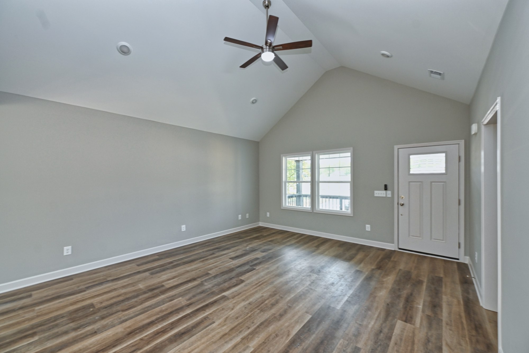 Listing photo id 5 for 253 Twisted Oaks Drive
