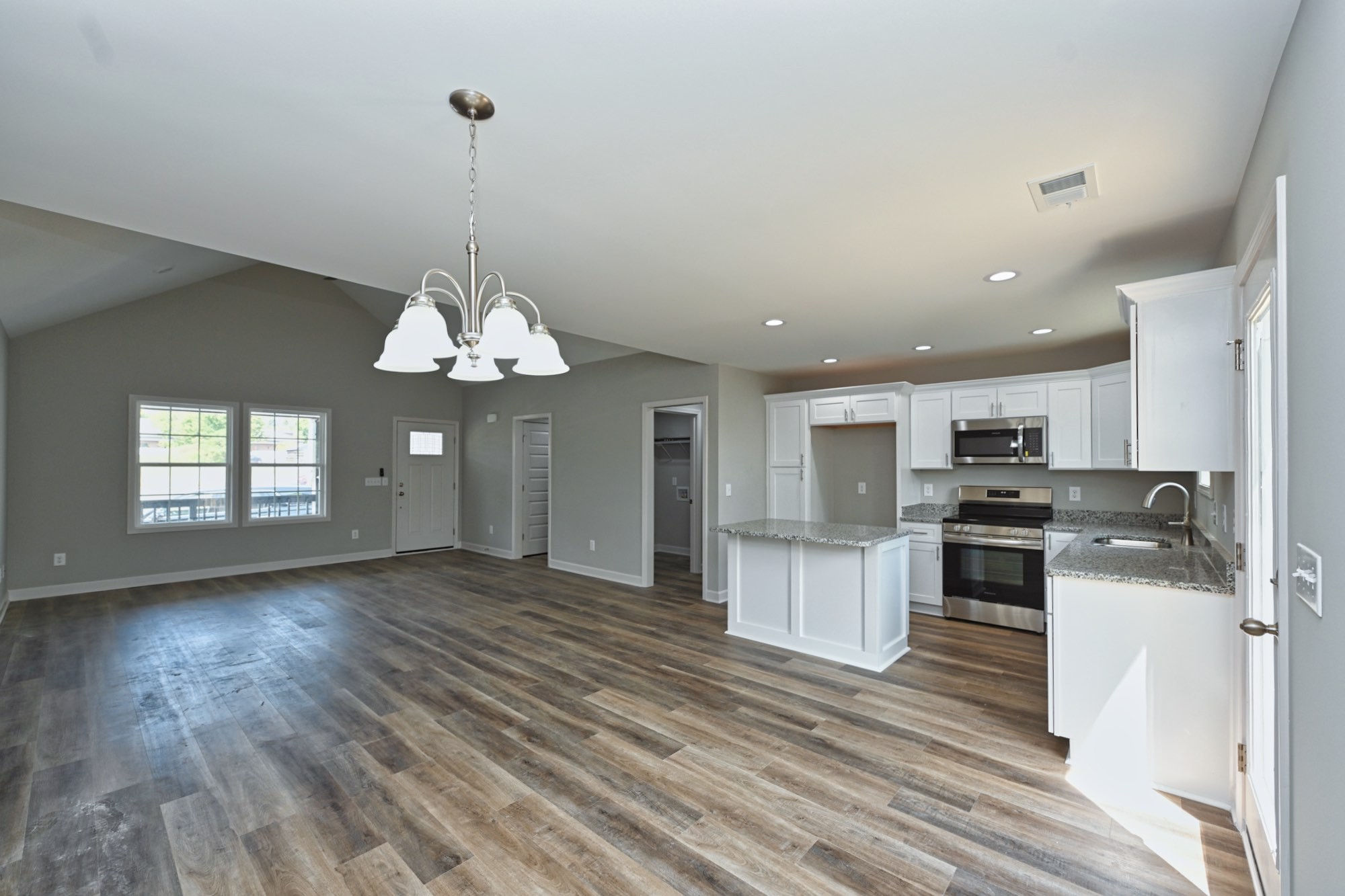 Listing photo id 6 for 253 Twisted Oaks Drive