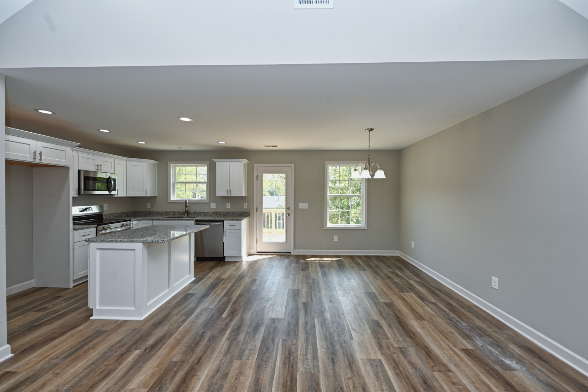 Listing photo id 7 for 253 Twisted Oaks Drive