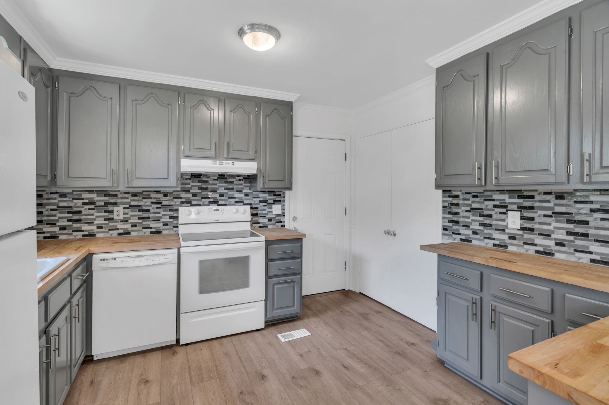 Image 11 of 32 For 1008 Silver Springs Boulevard