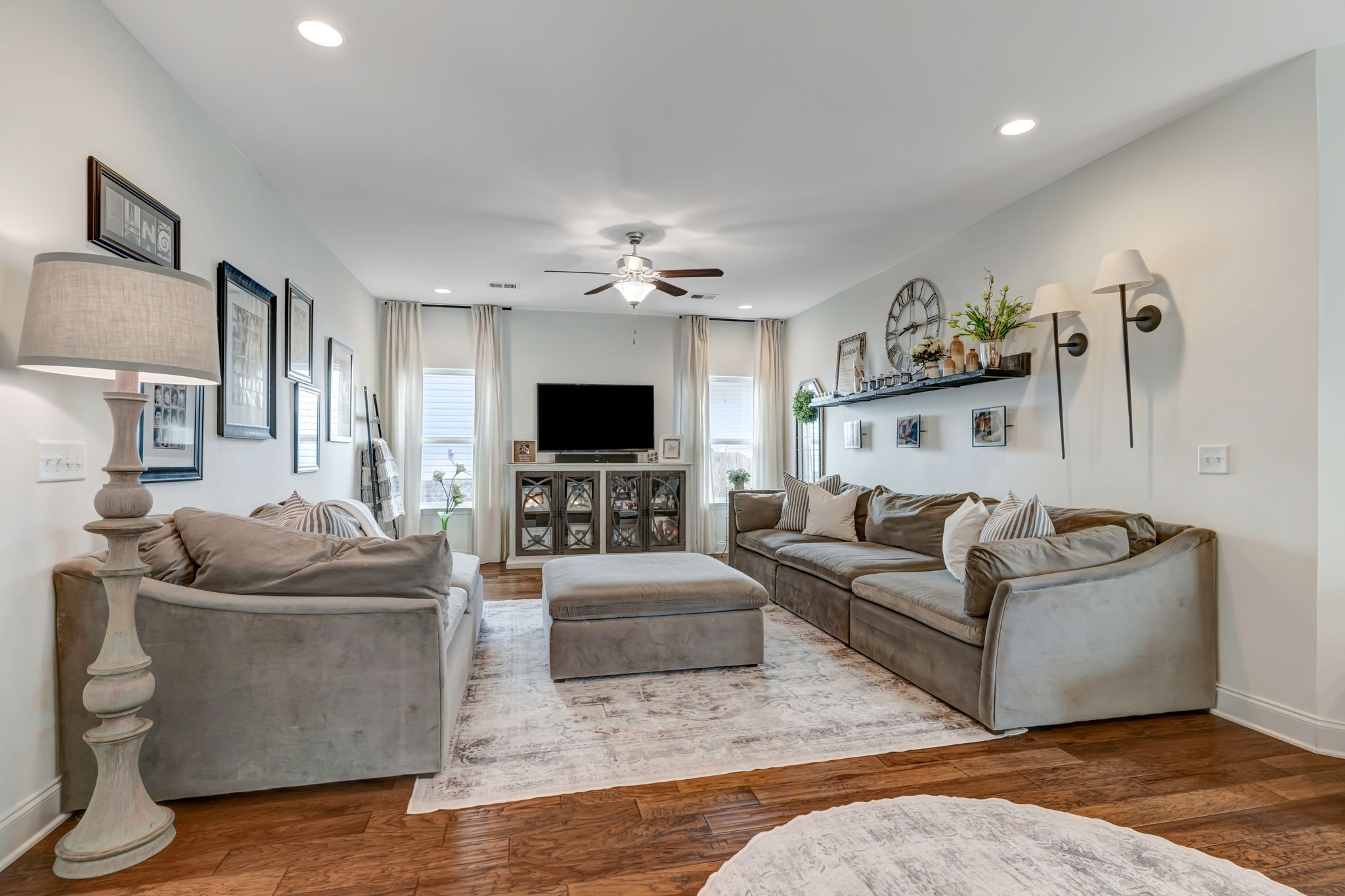 Listing photo id 9 for 875 Ludlum Street