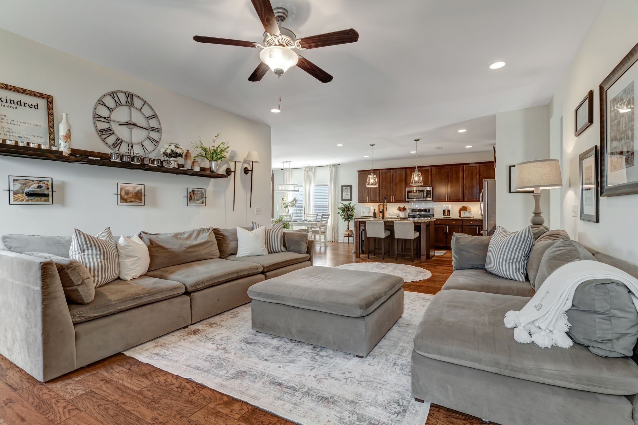 Listing photo id 10 for 875 Ludlum Street