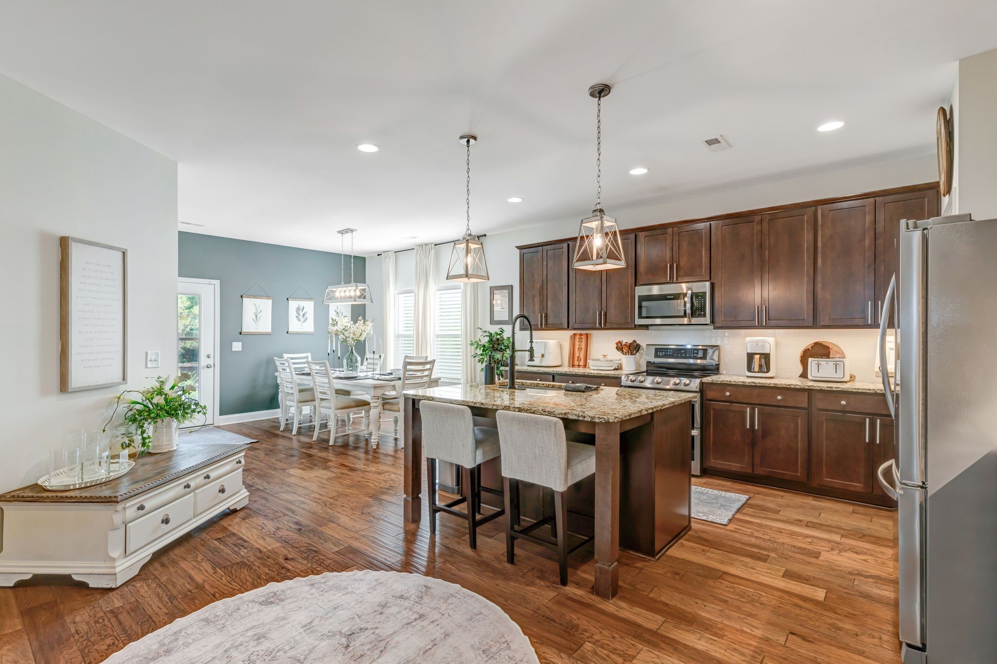 Listing photo id 3 for 875 Ludlum Street