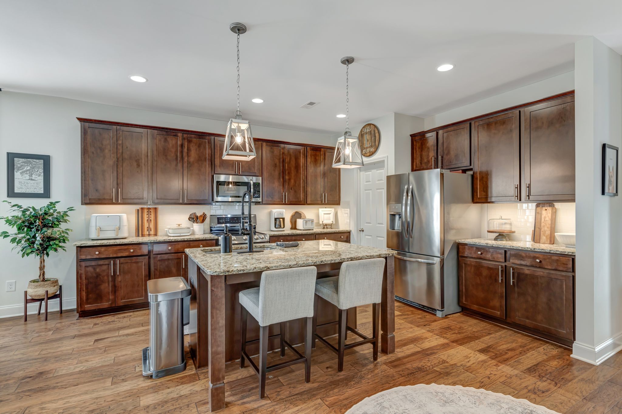 Listing photo id 4 for 875 Ludlum Street