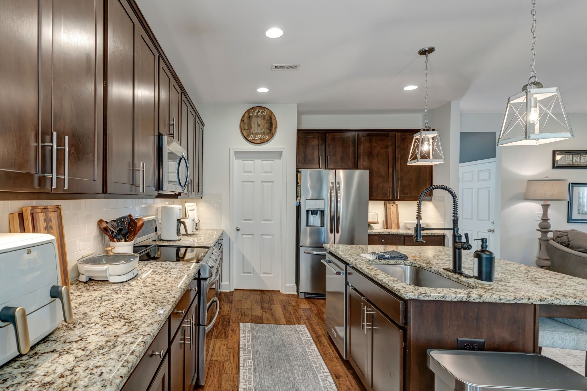 Listing photo id 5 for 875 Ludlum Street