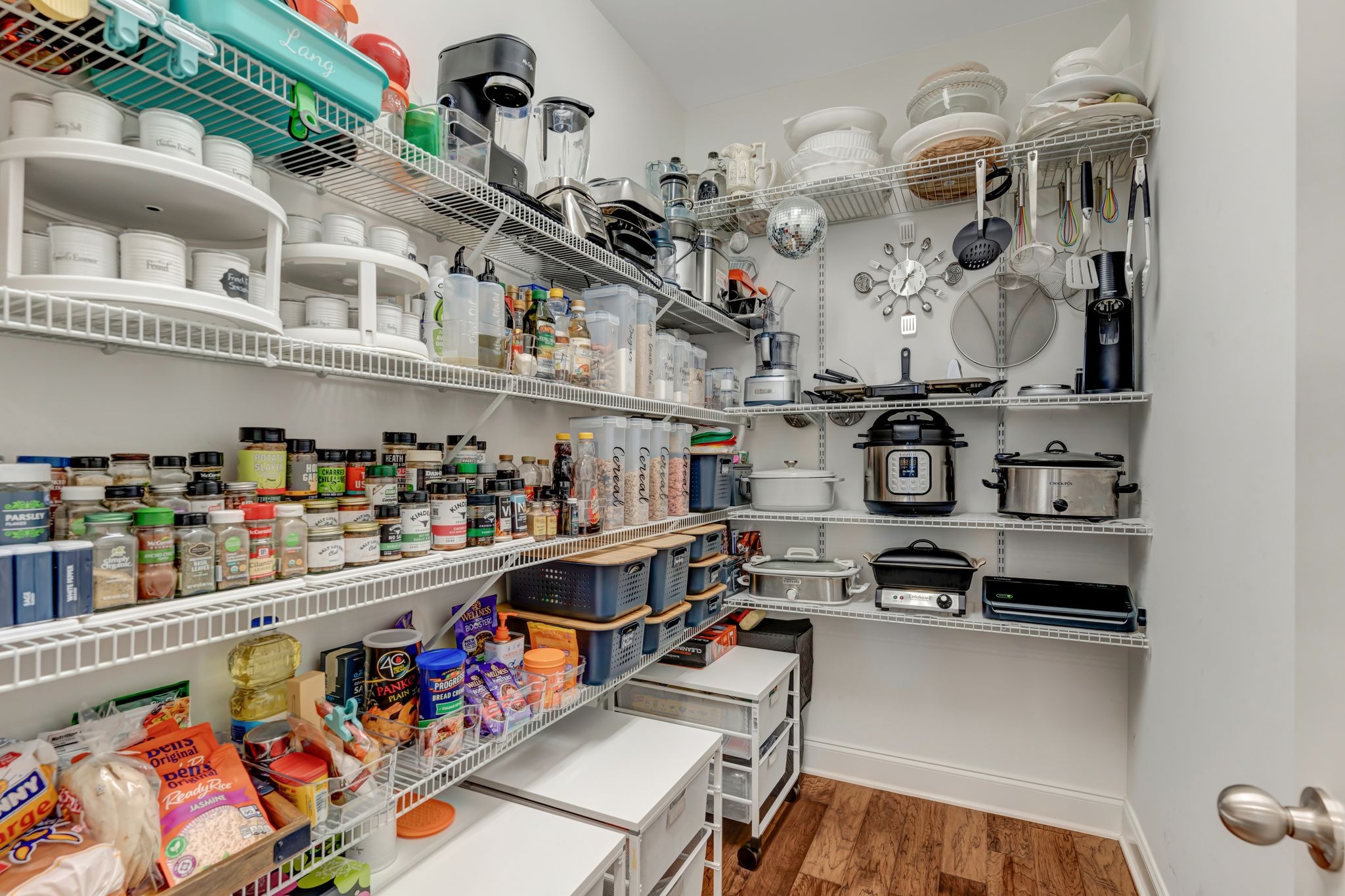 Listing photo id 7 for 875 Ludlum Street