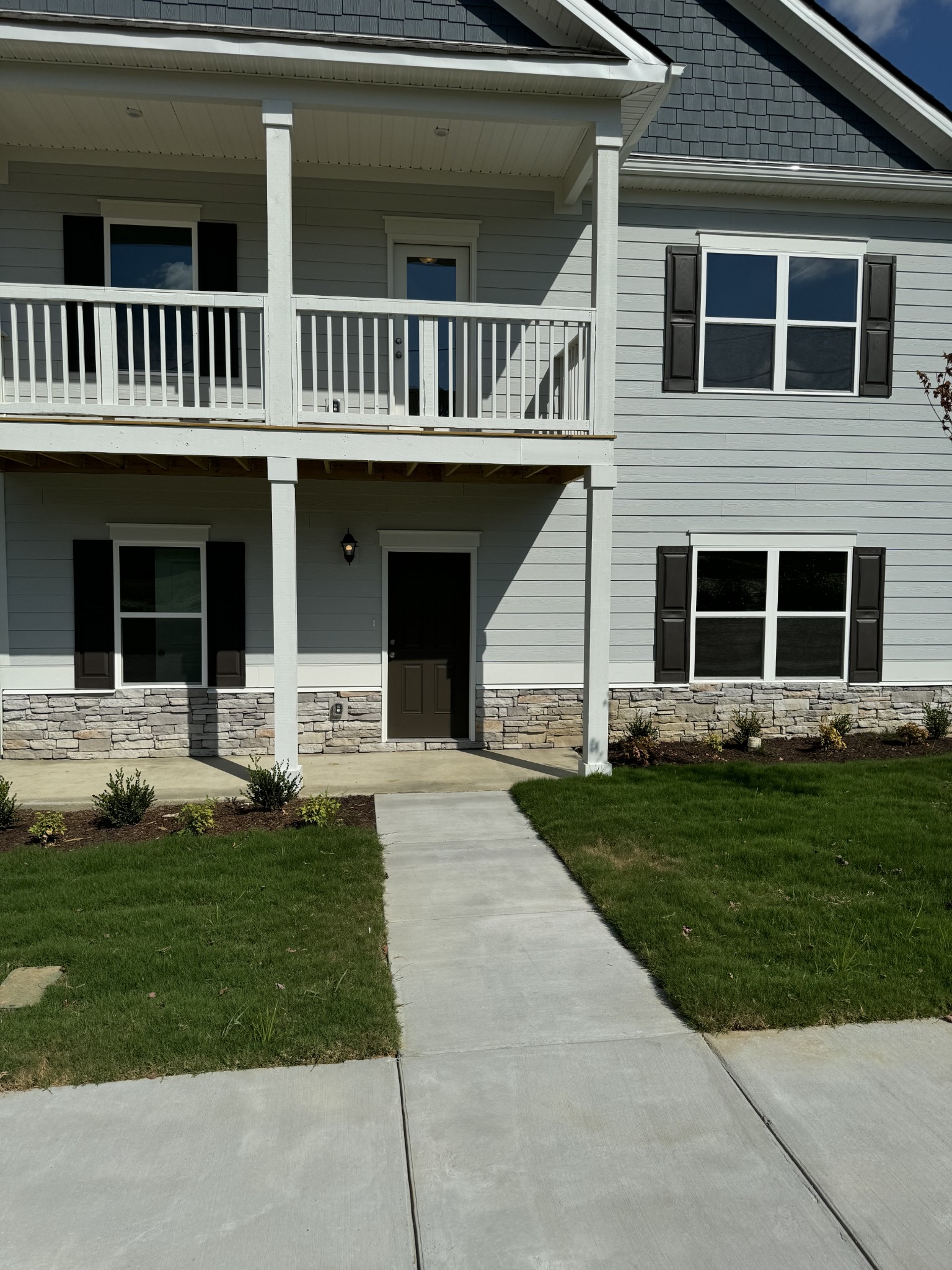 Image 2 of 50 For 219 Emerald Road