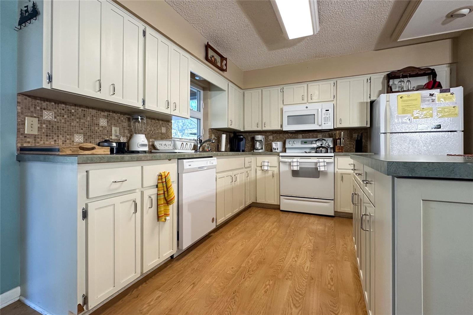 Listing photo id 37 for 6225 Riverbend Road