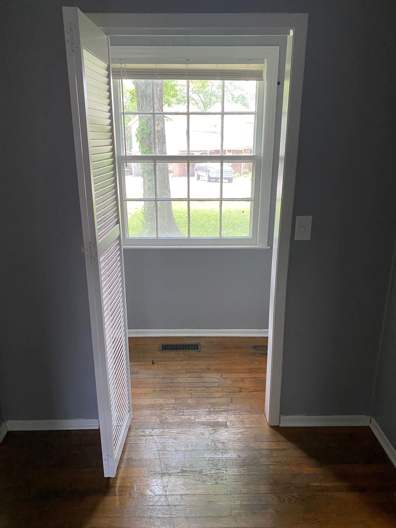 Listing photo id 2 for 1624 Meadowcrest Boulevard 2
