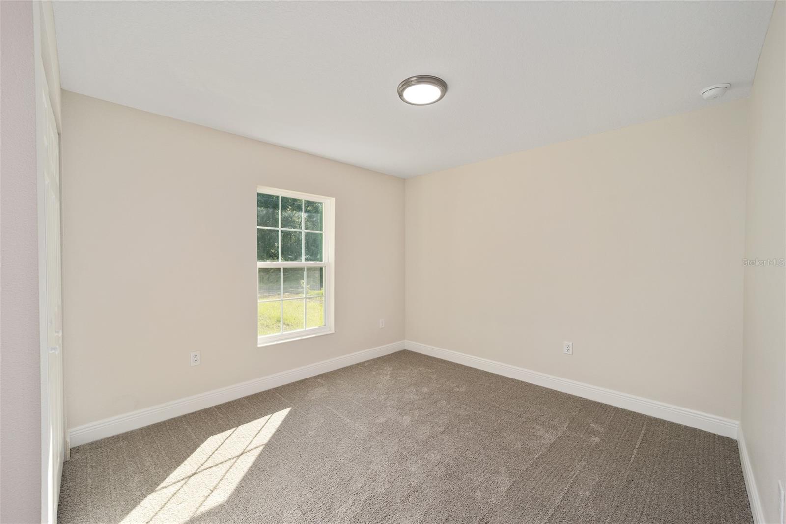 Listing photo id 12 for 2398 Devon Drive