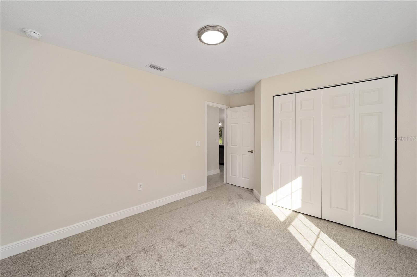 Listing photo id 13 for 2398 Devon Drive