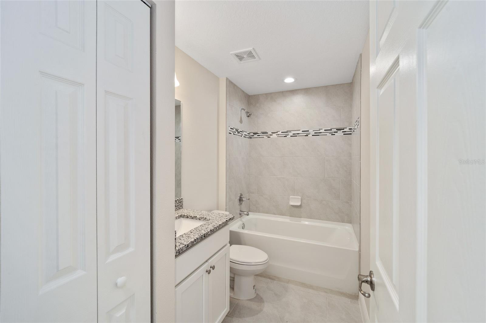 Listing photo id 14 for 2398 Devon Drive