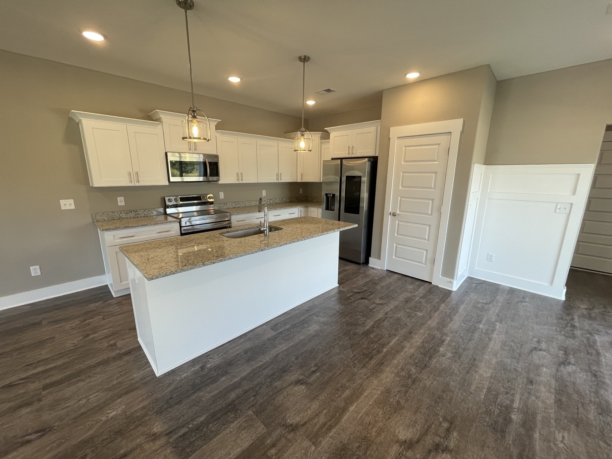 Listing photo id 3 for 13154 69th Court