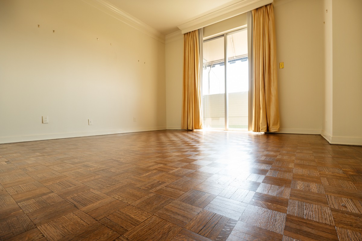 Image 23 of 42 For 23915 Nautilus Boulevard
