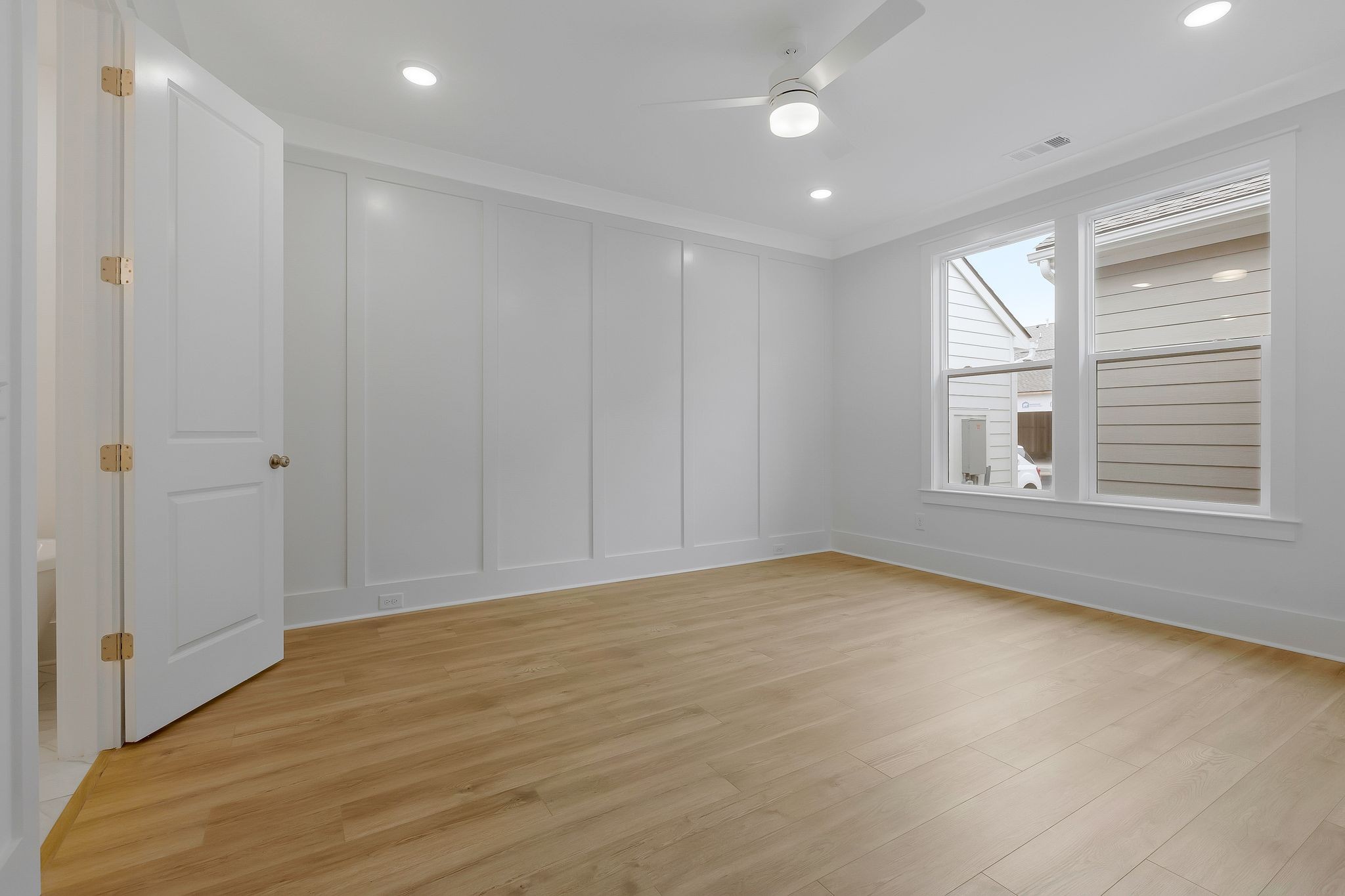 Image 19 of 50 For 16299 14th Avenue Road