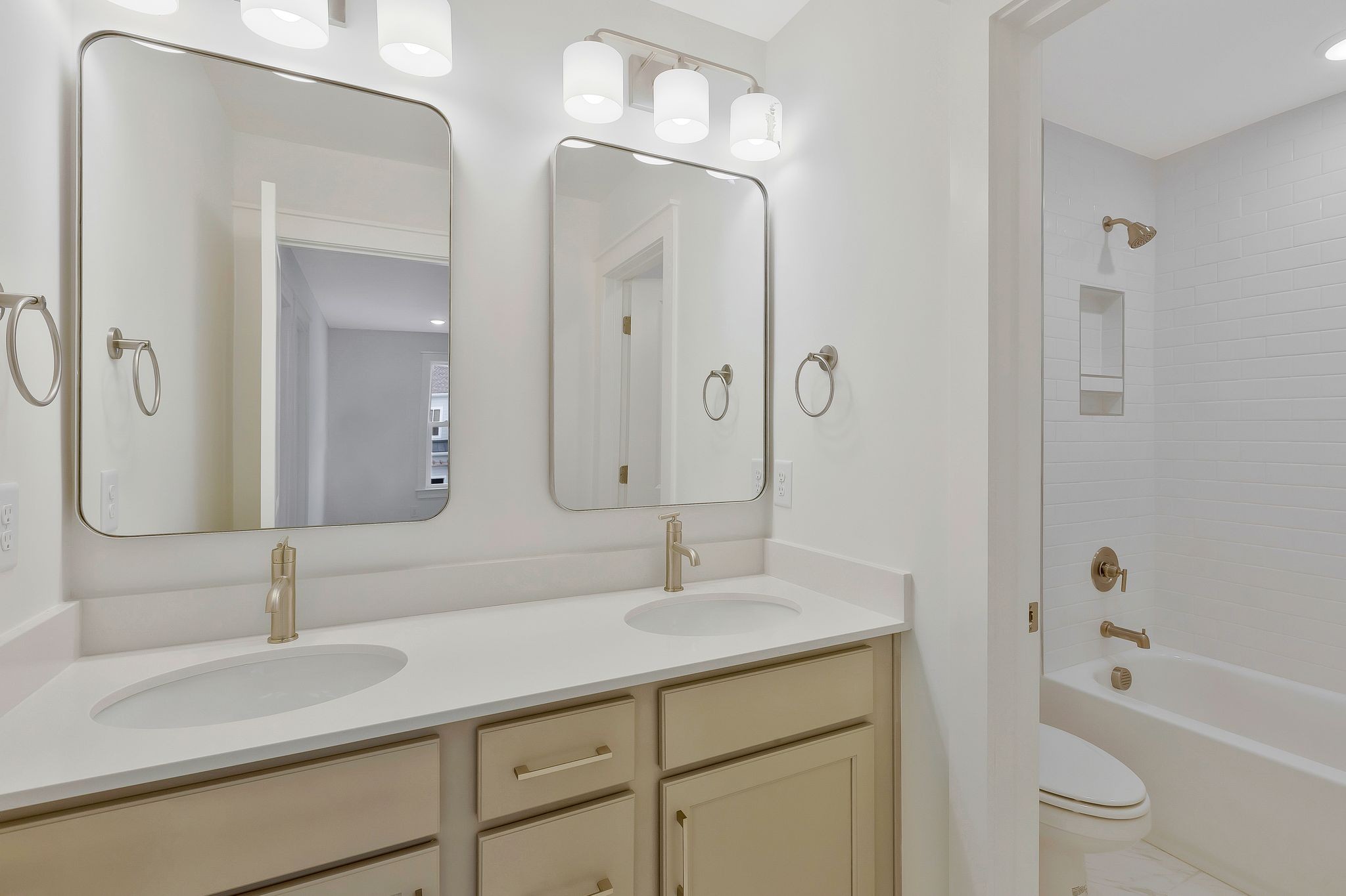 Image 27 of 50 For 16299 14th Avenue Road