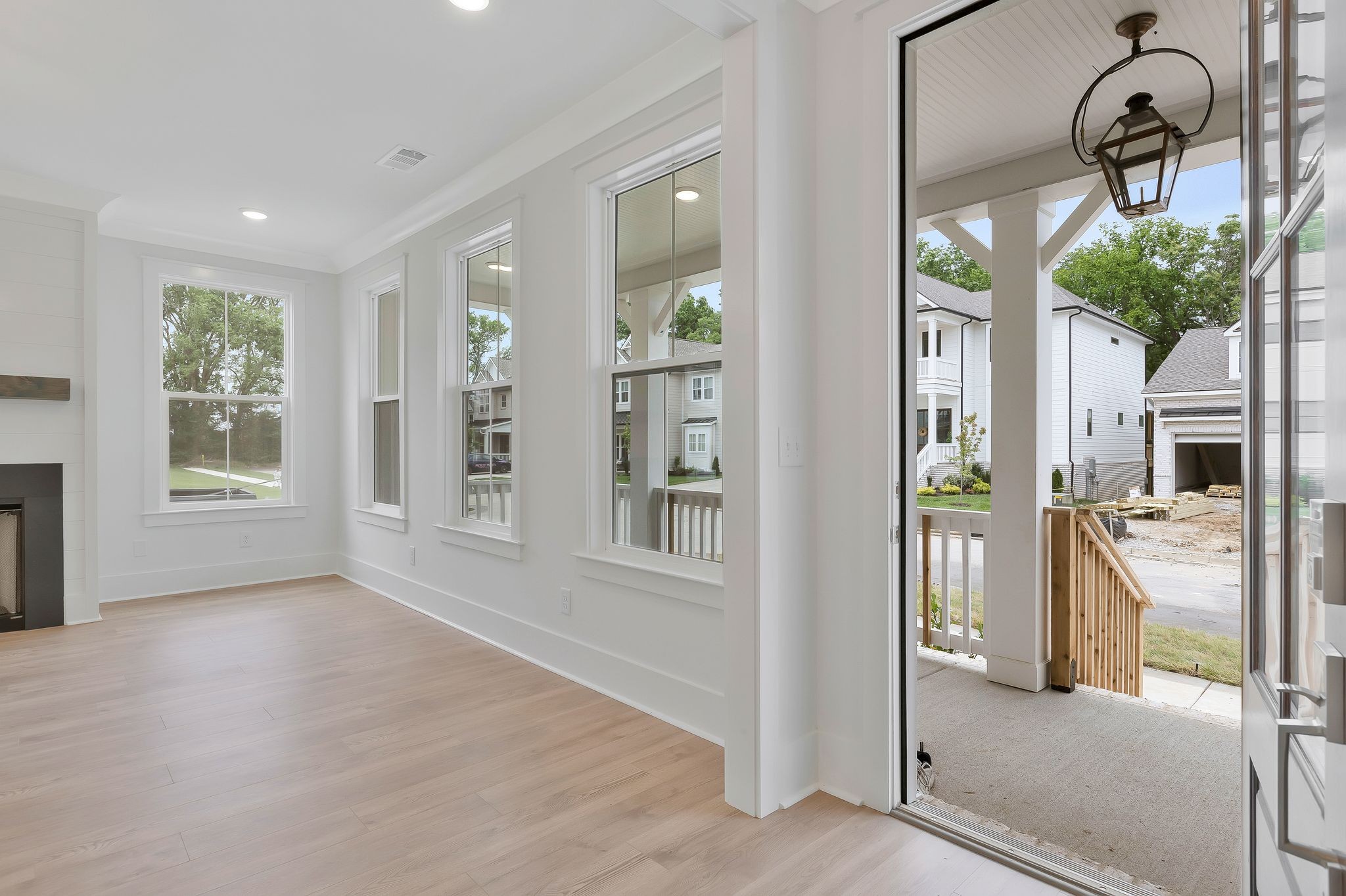 Image 5 of 50 For 16299 14th Avenue Road