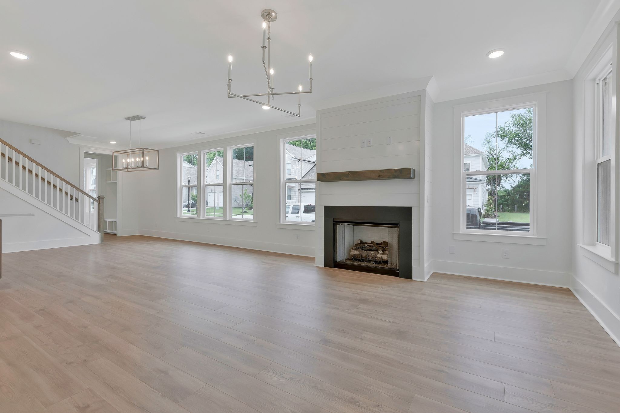 Image 6 of 50 For 16299 14th Avenue Road