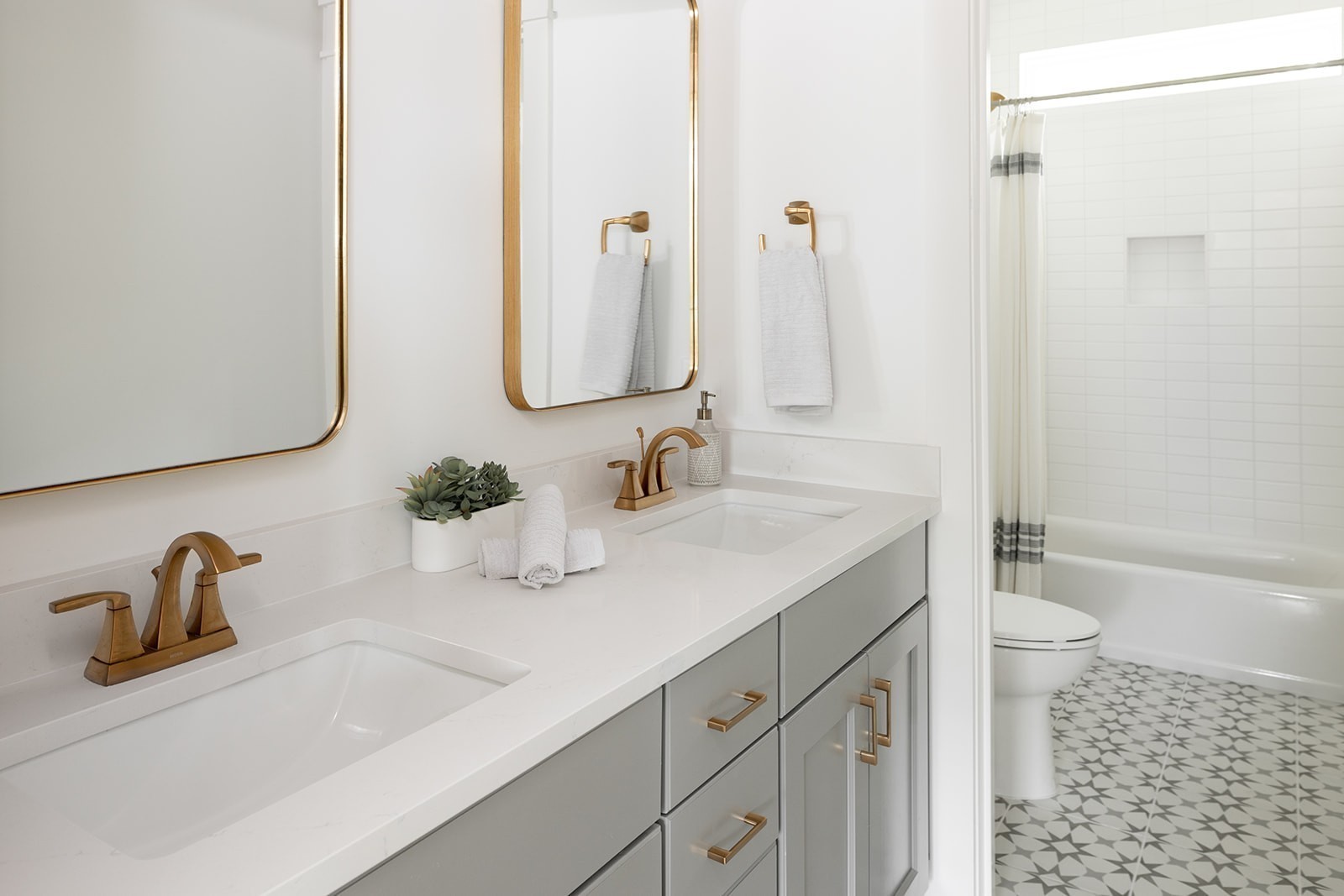 Image 7 of 50 For 16299 14th Avenue Road