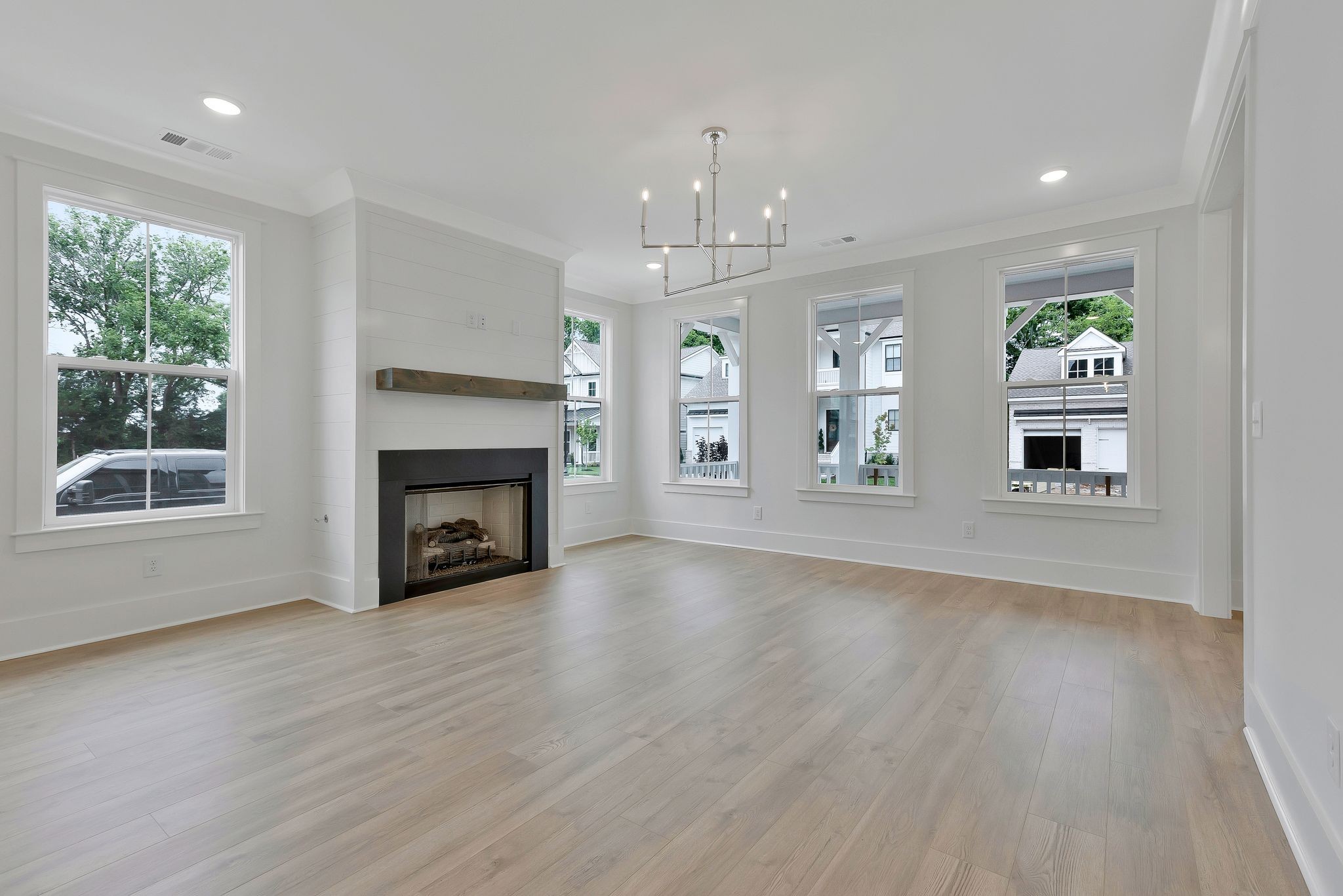 Image 9 of 50 For 16299 14th Avenue Road