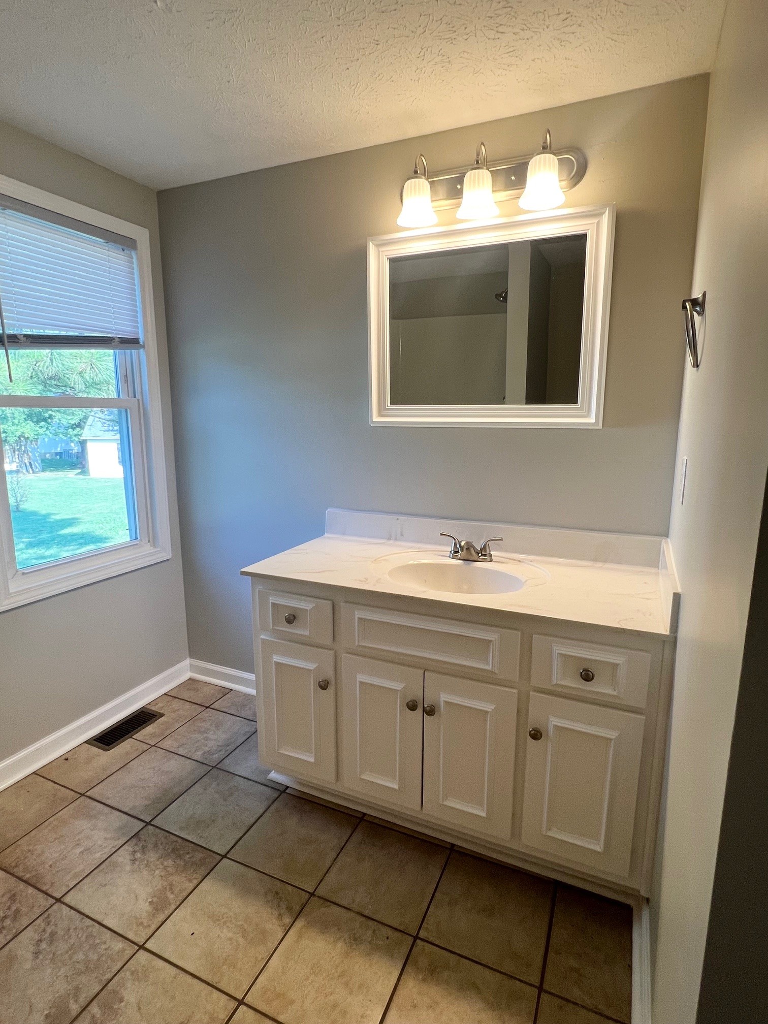 Listing photo id 9 for 4658 Hacienda Drive