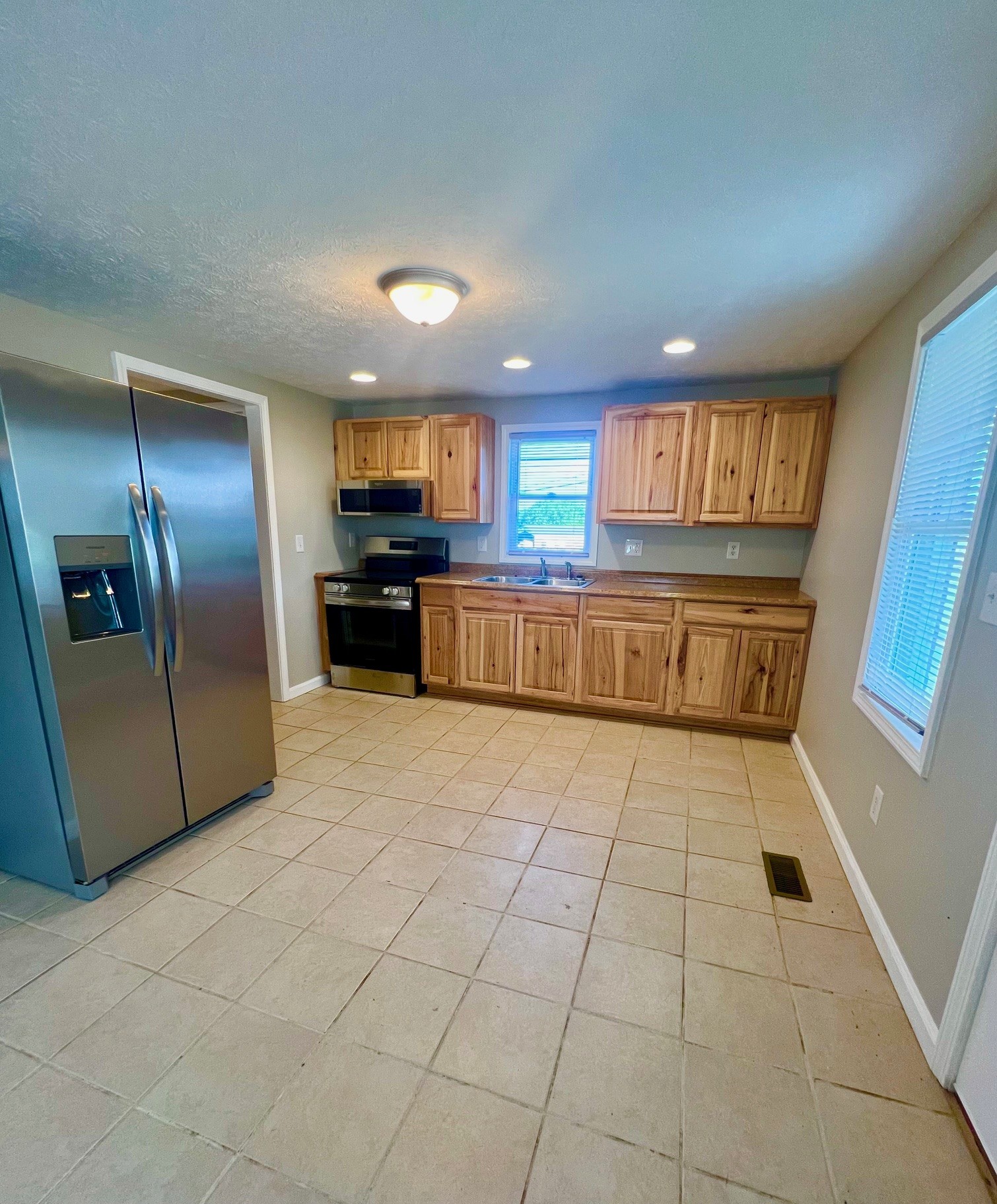 Listing photo id 2 for 4658 Hacienda Drive
