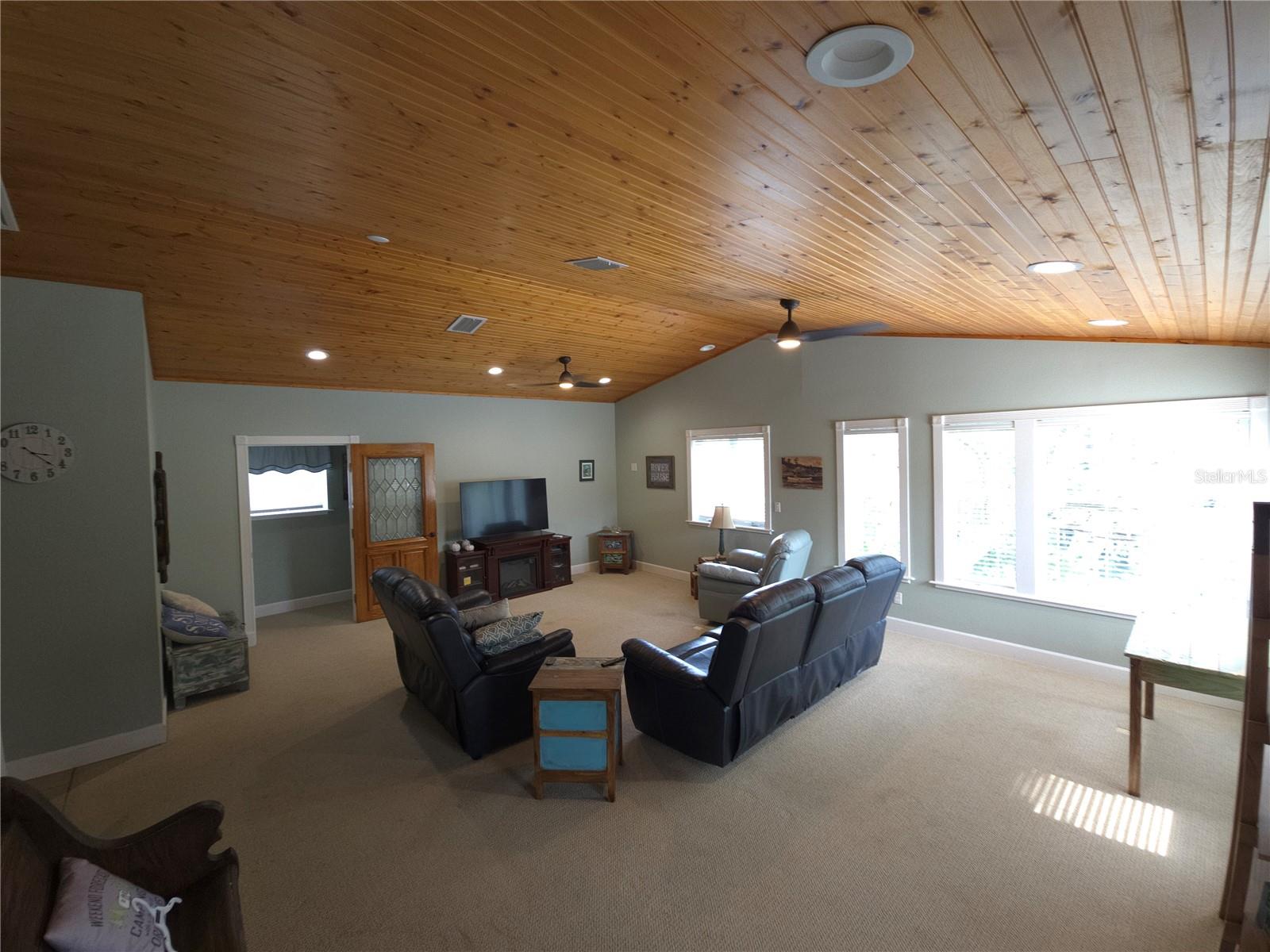 Image 13 of 23 For 20906 River Drive