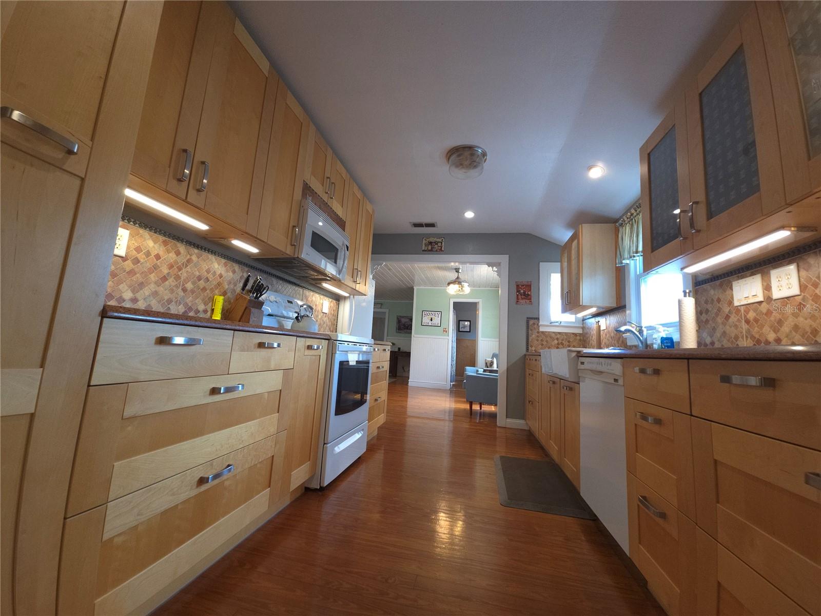 Image 4 of 23 For 20906 River Drive