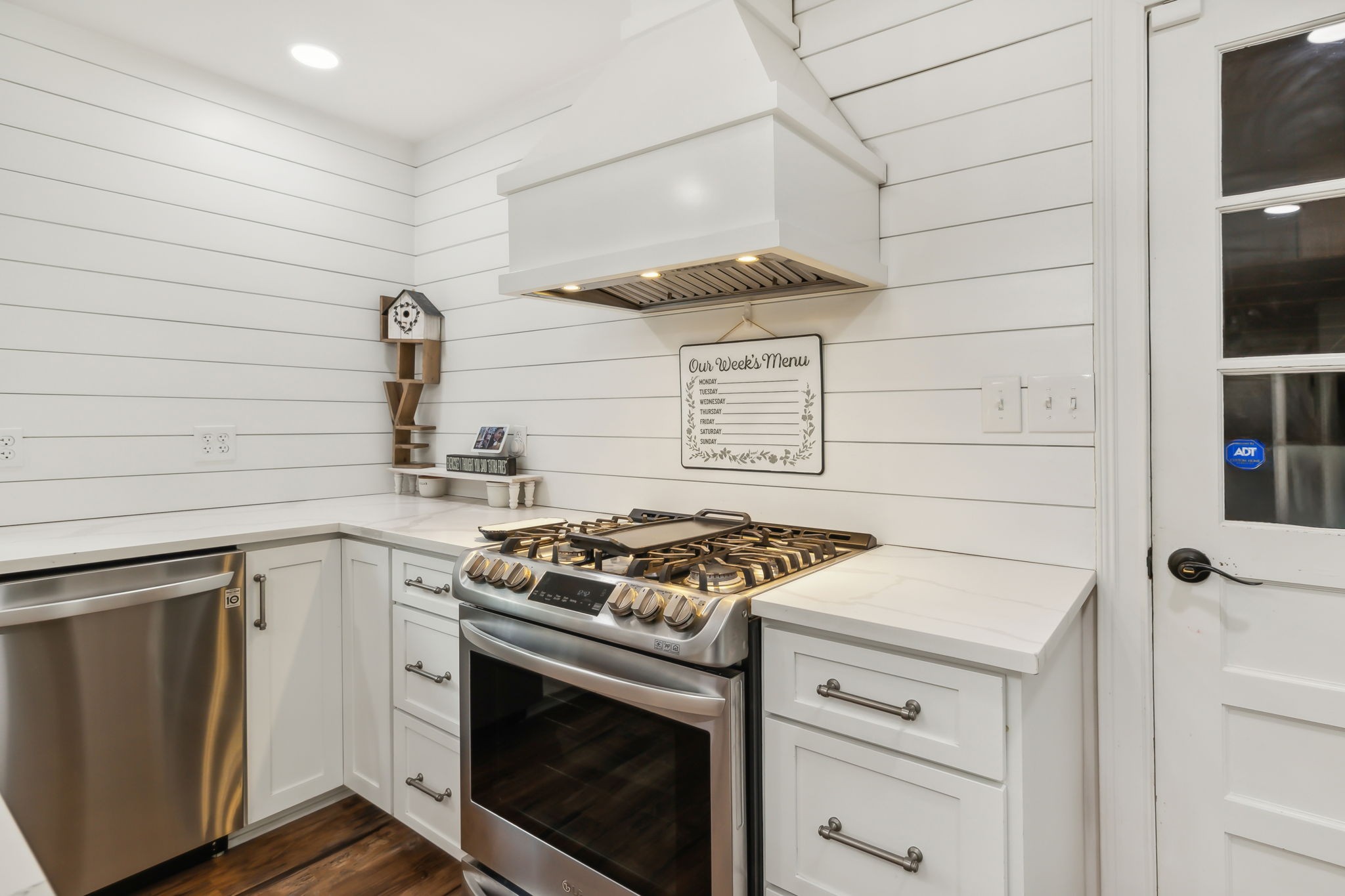 Listing photo id 9 for 9708 Hawthorne Street 558