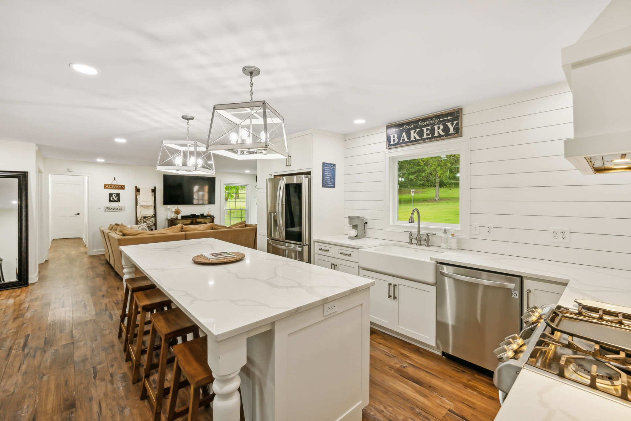 Listing photo id 10 for 9708 Hawthorne Street 558