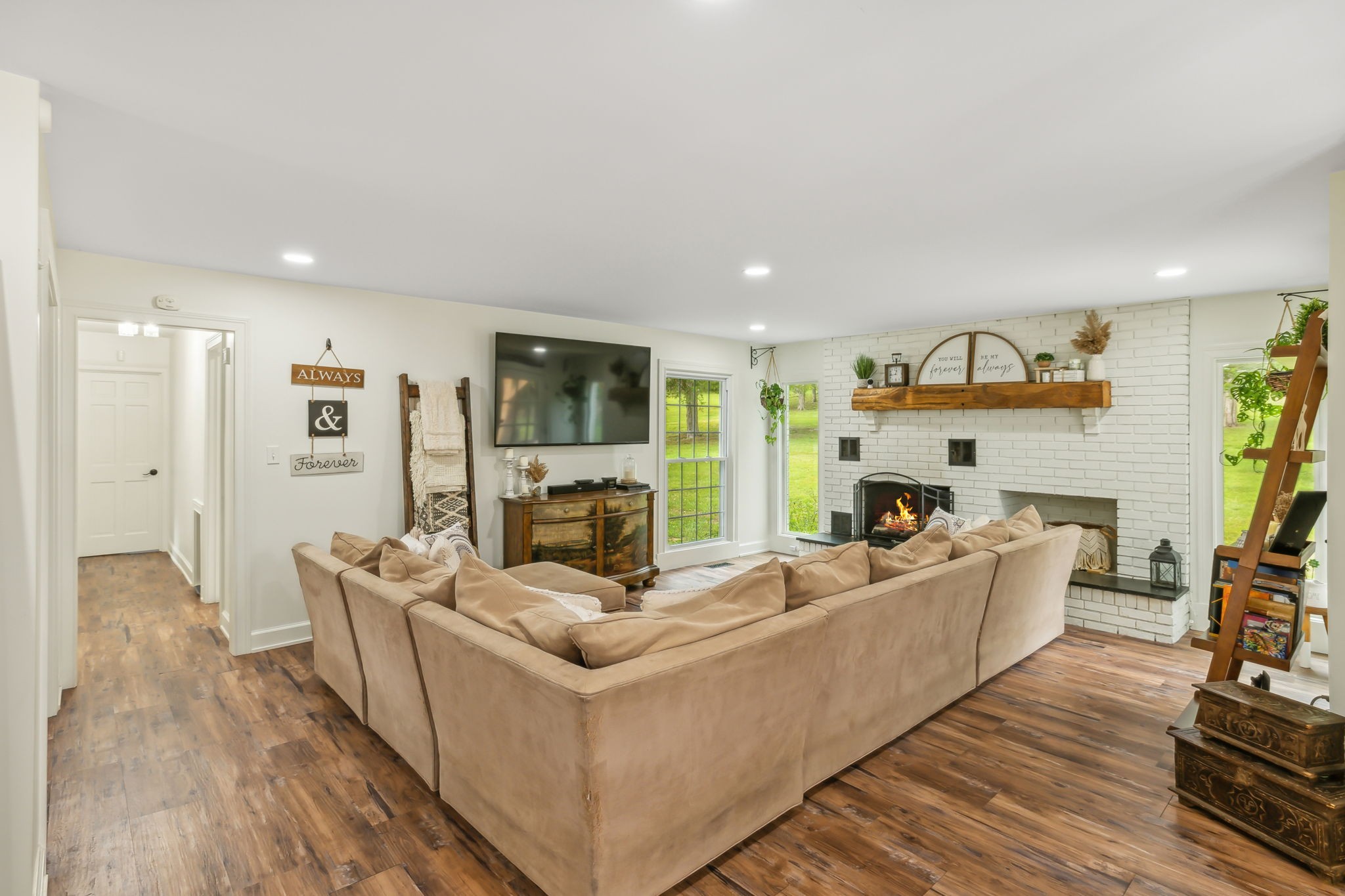 Listing photo id 11 for 9708 Hawthorne Street 558