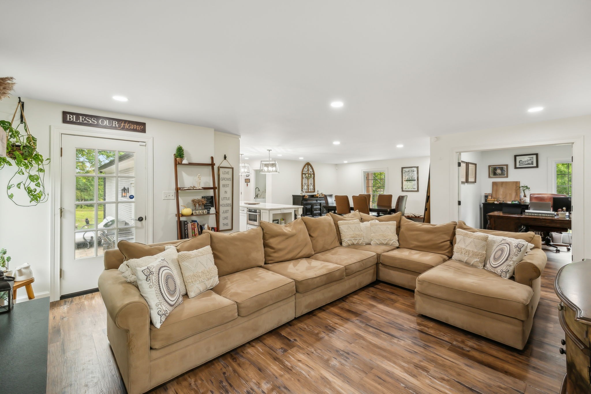 Listing photo id 15 for 9708 Hawthorne Street 558