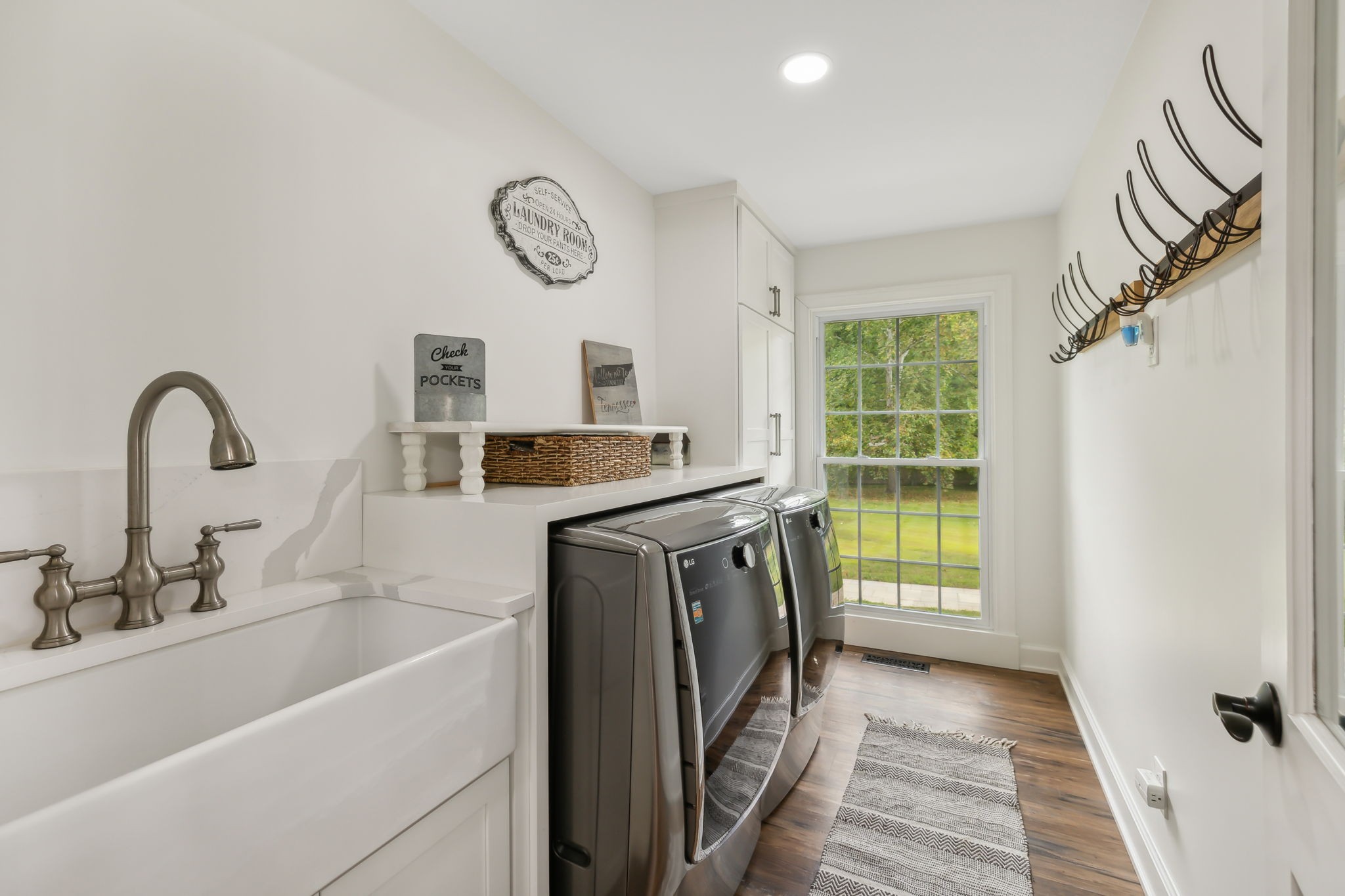 Listing photo id 17 for 9708 Hawthorne Street 558