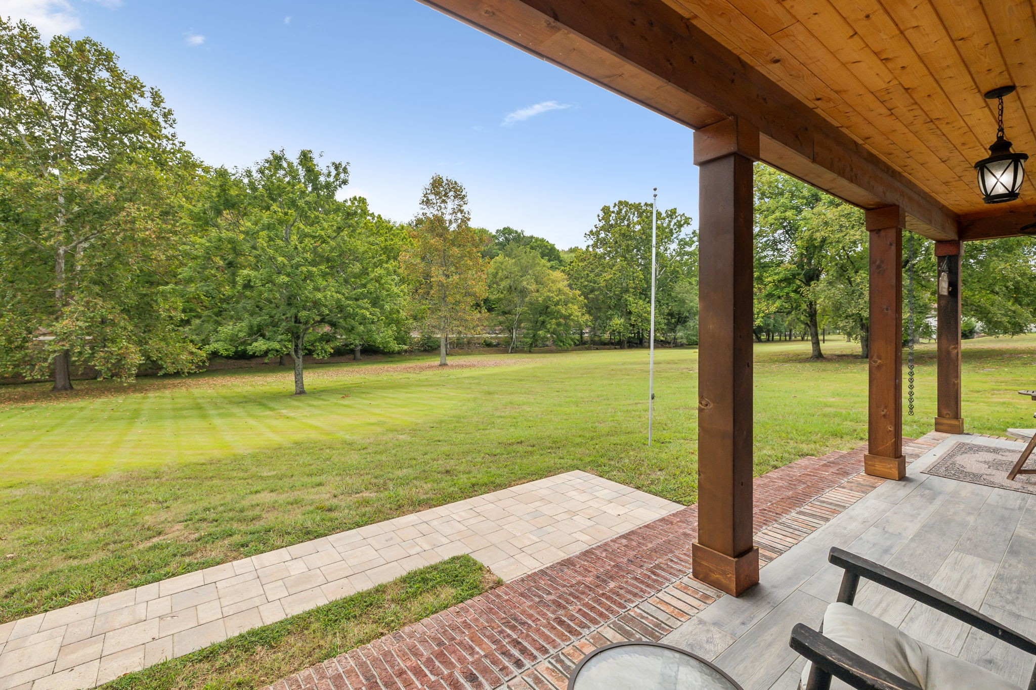 Listing photo id 2 for 9708 Hawthorne Street 558