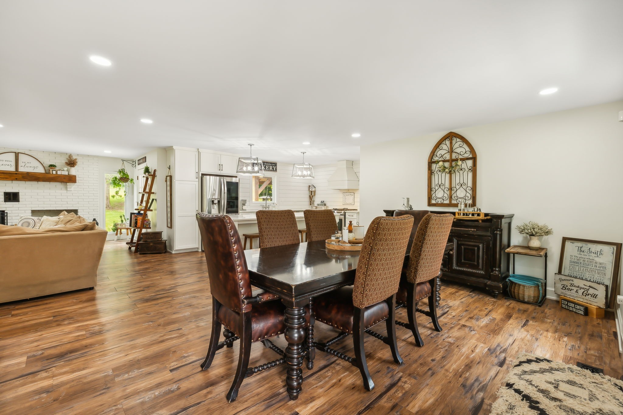 Listing photo id 4 for 9708 Hawthorne Street 558