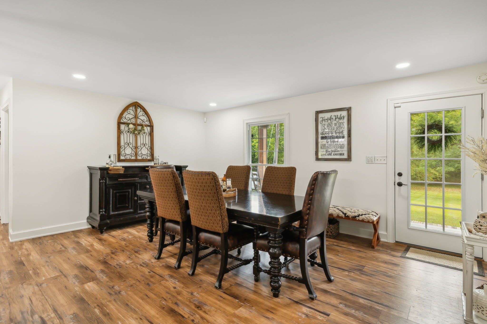 Listing photo id 5 for 9708 Hawthorne Street 558