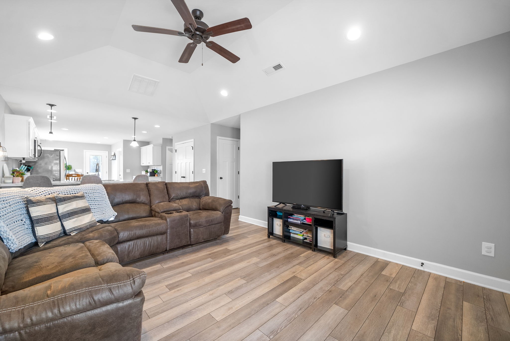 Image 7 of 46 For 950 43rd Place