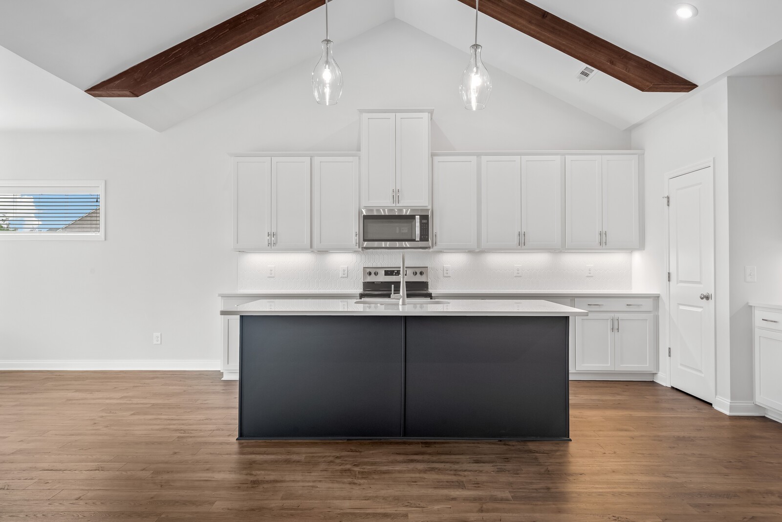 Listing photo id 13 for 6864 Ottas Court
