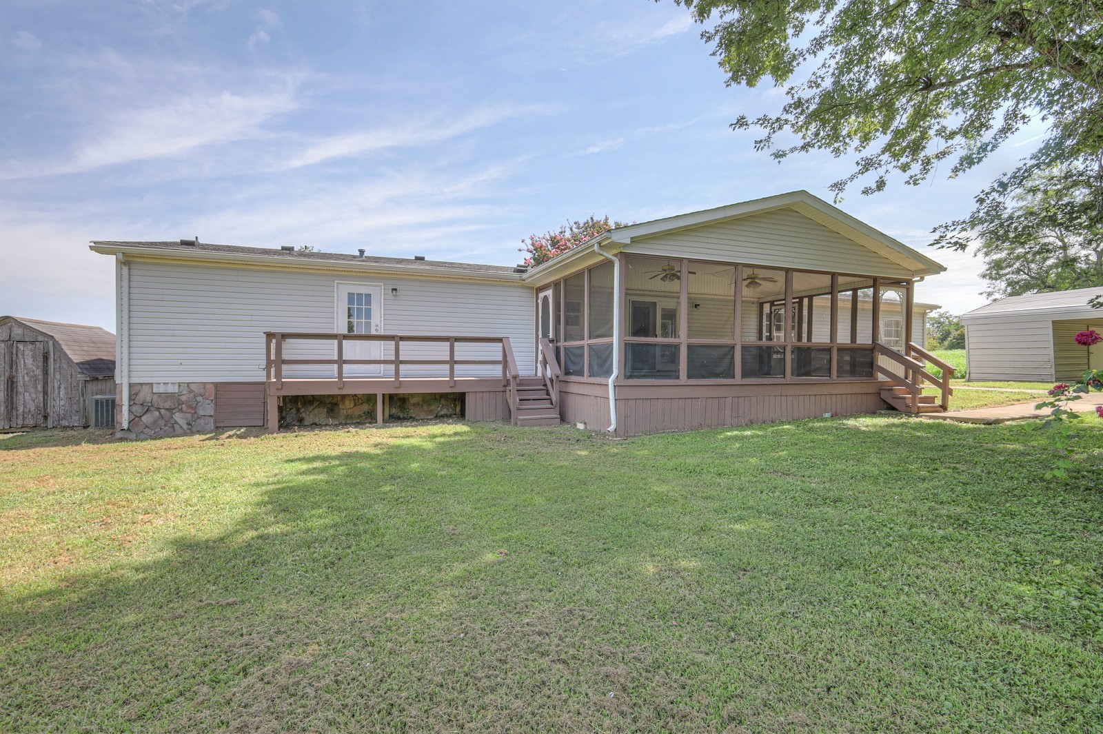 Listing photo id 10 for 10990 And 11000 Seminole Place