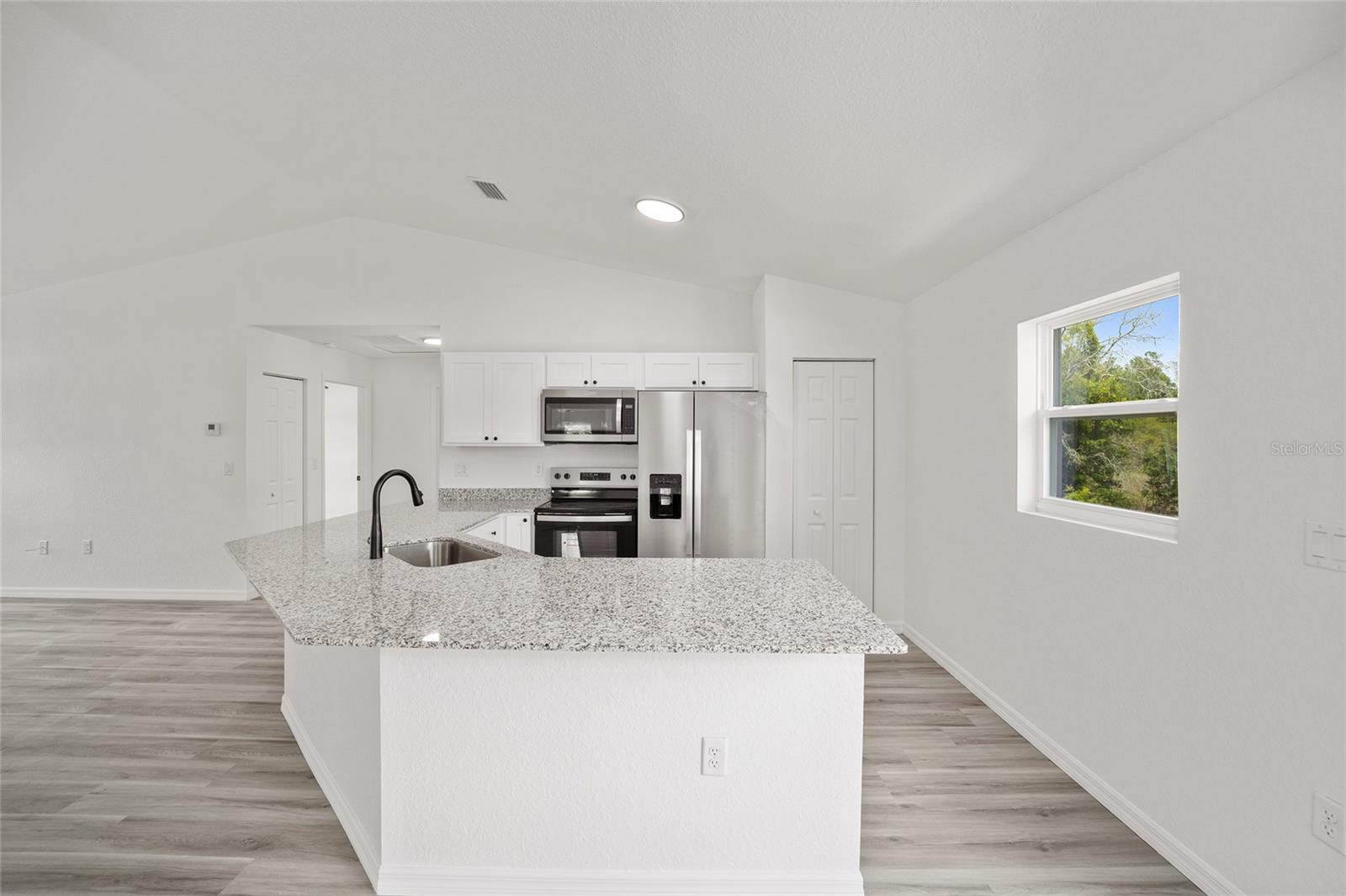 Image 11 of 34 For 24375 Foxglove Lane