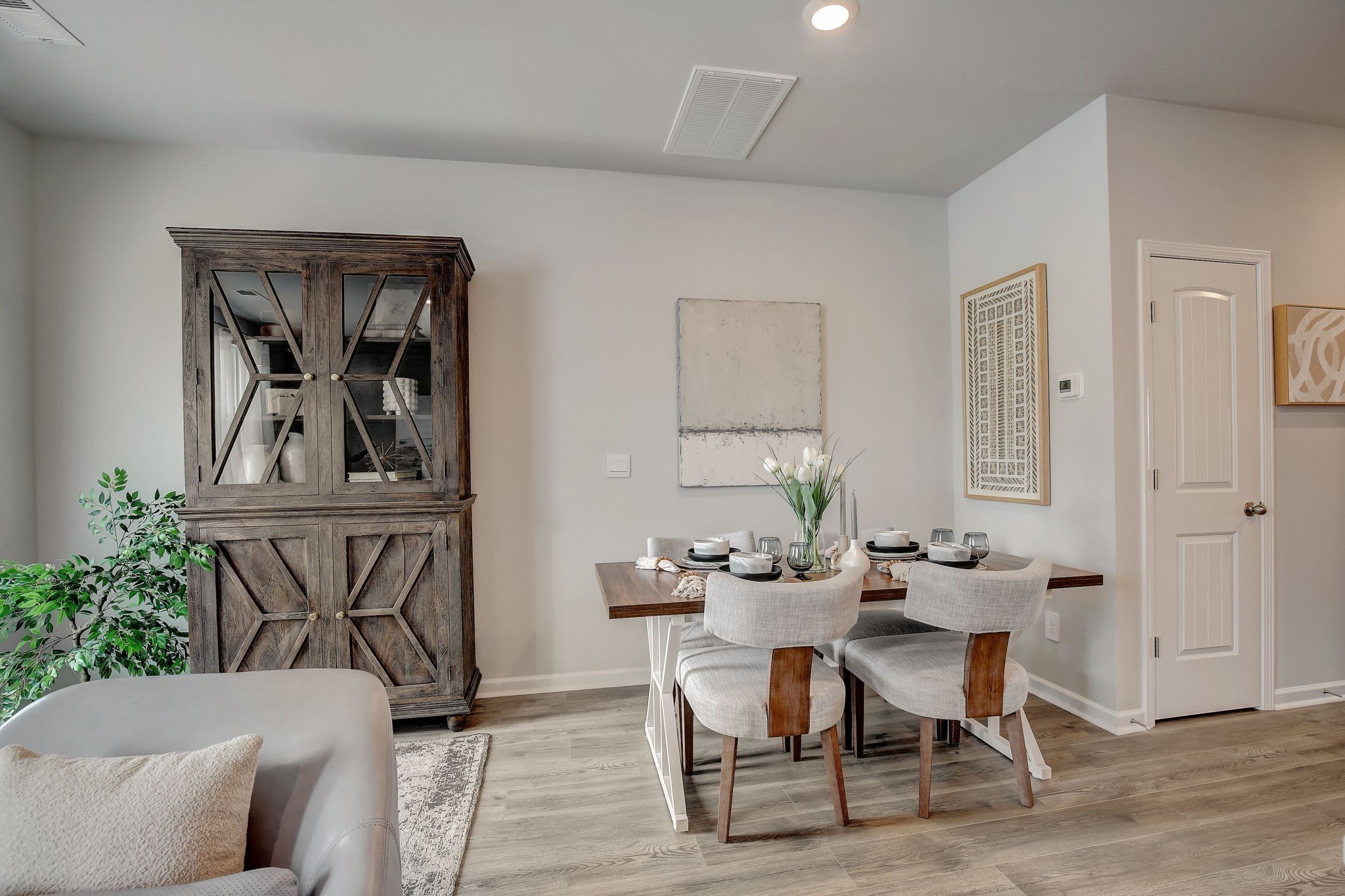 Listing photo id 13 for 2114 Magenta Drive