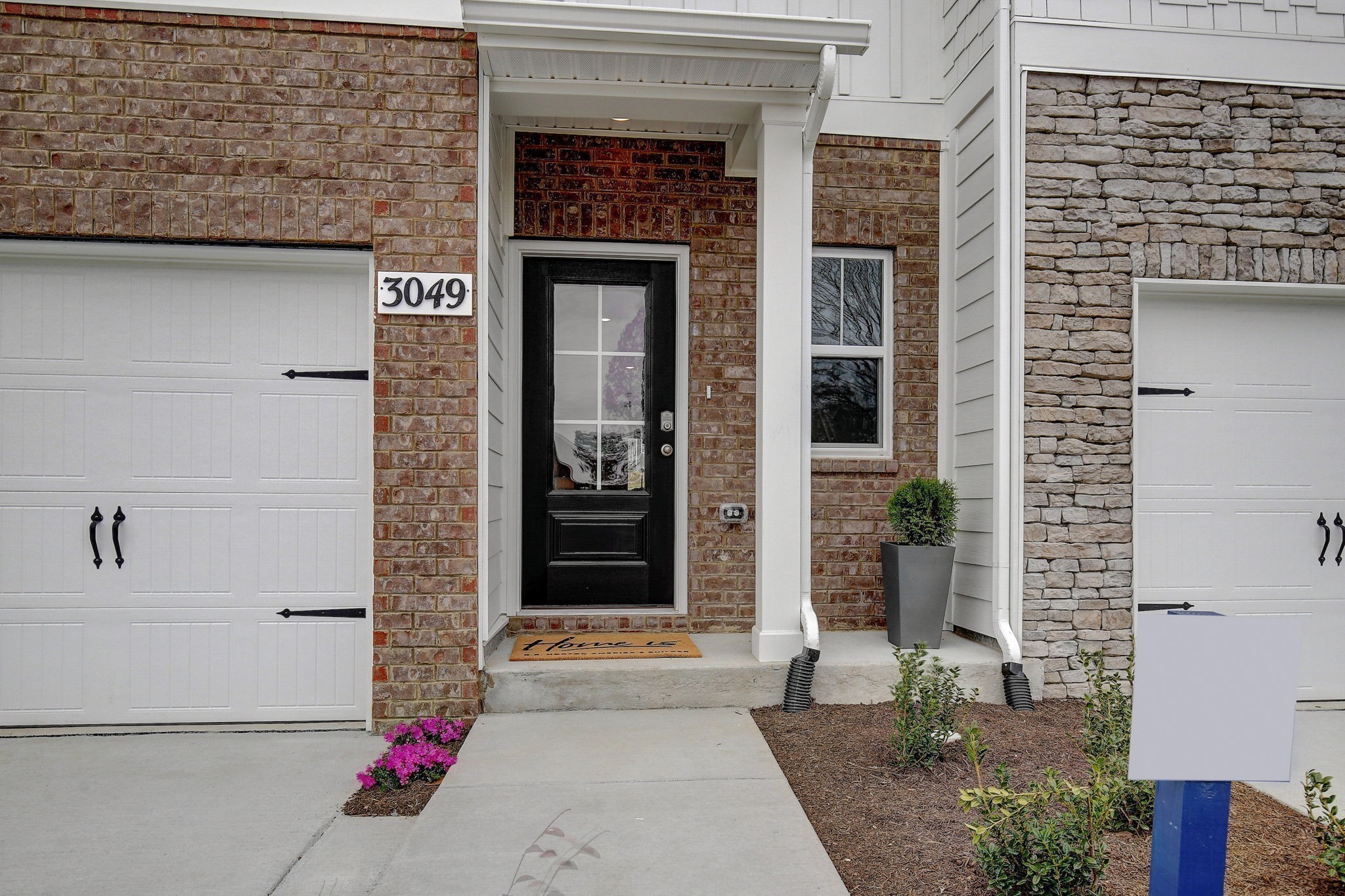 Listing photo id 3 for 2114 Magenta Drive